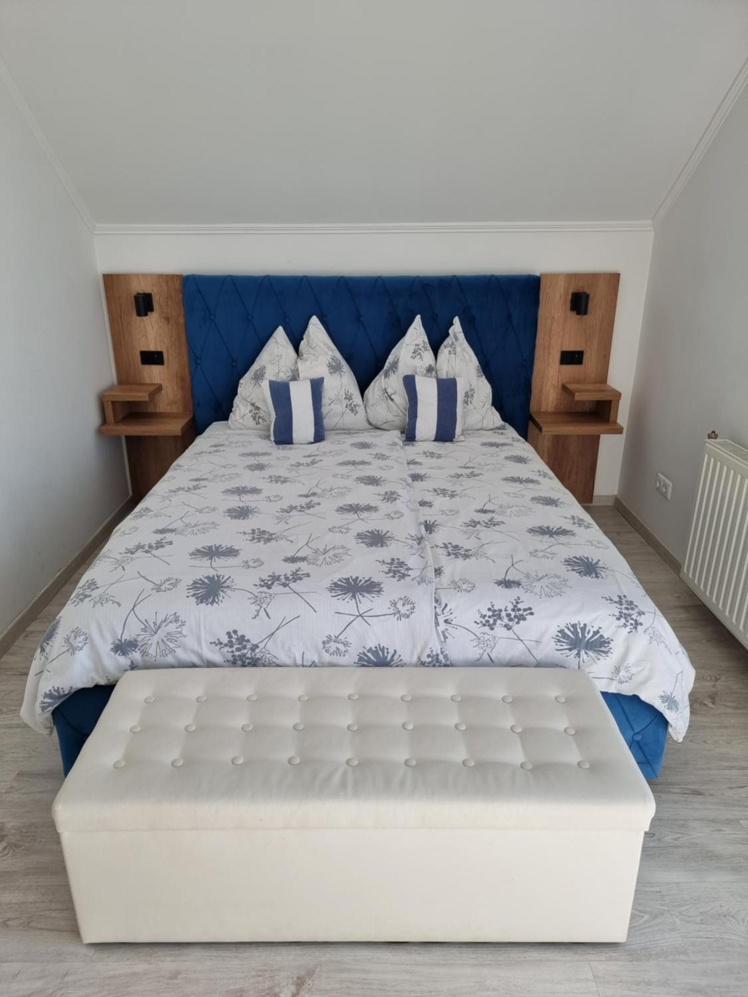 Lakeview Apartment *